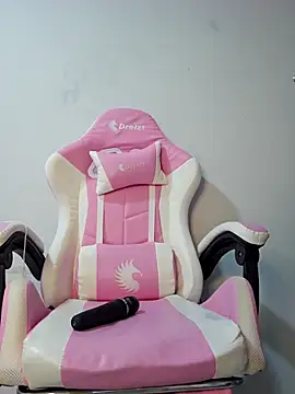 Snapshot of Miss_Pompitas23 chatting on 10-23-25, 05:18 Miss Pompitas23 online show from 10-23-25, 05:18