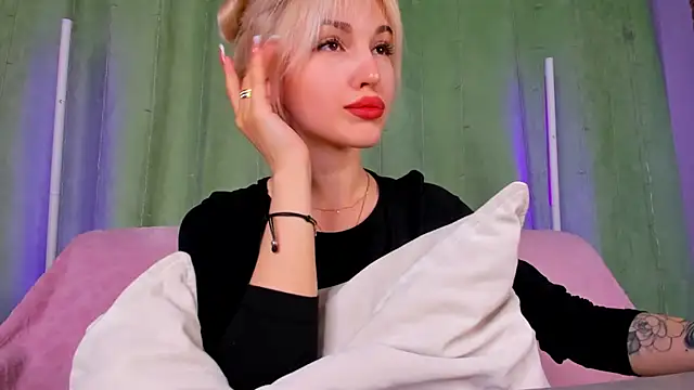Snapshot of LisaFoxyMe chatting on 05-23-26, 01:33 LisaFoxyMe online show from 05-23-26, 01:33