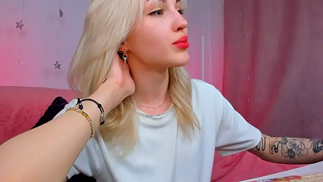 Snapshot of LisaFoxyMe chatting on 05-28-26, 01:25 LisaFoxyMe online show from 05-28-26, 01:25