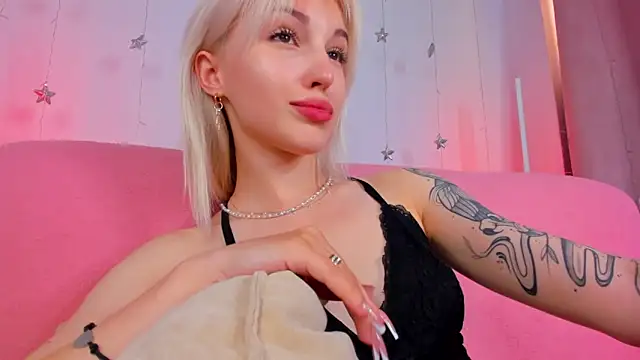 Snapshot of LisaFoxyMe chatting on 06-14-26, 02:24 LisaFoxyMe online show from 06-14-26, 02:24