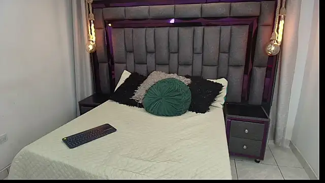 AdelineFiore online show from 10-08-25, 11:41