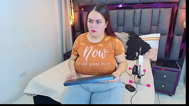 AdelineFiore online show from 10-16-25, 11:33