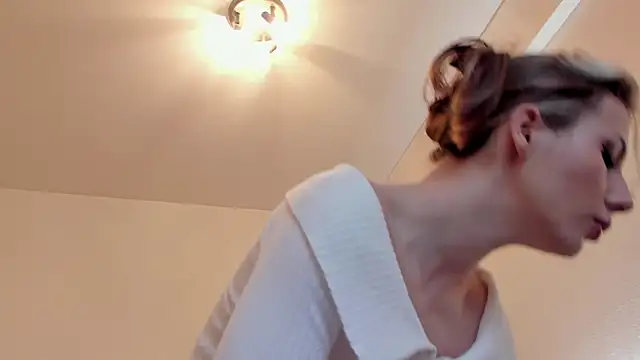 MilaDeLune online show from 10-23-25, 03:22