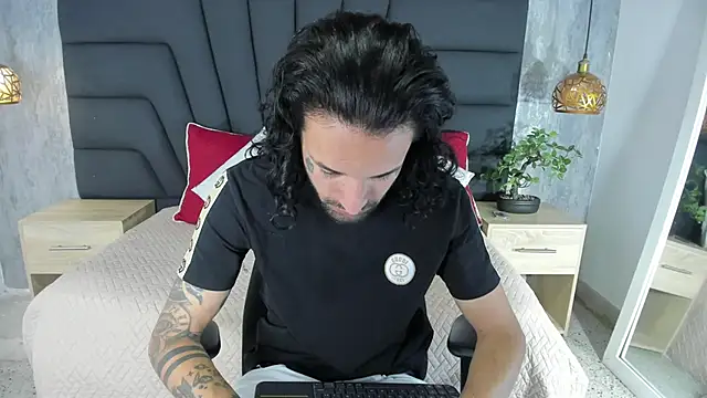 Snapshot of Hisoka_011 chatting on 10-24-25, 07:43 Hisoka 011 online show from 10-24-25, 07:43