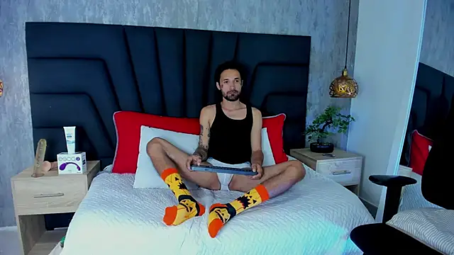 Snapshot of Hisoka_011 chatting on 10-31-25, 01:06 Hisoka 011 online show from 10-31-25, 01:06