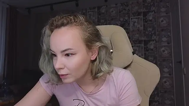 Snapshot of CutieGoose chatting on 10-10-25, 08:24 CutieGoose online show from 10-10-25, 08:24