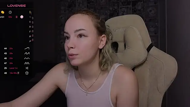 Snapshot of CutieGoose chatting on 10-15-25, 08:36 CutieGoose online show from 10-15-25, 08:36