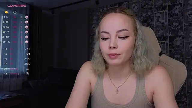 Snapshot of CutieGoose chatting on 10-20-25, 08:37 CutieGoose online show from 10-20-25, 08:37