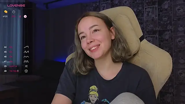 Snapshot of CutieGoose chatting on 11-17-25, 09:04 CutieGoose online show from 11-17-25, 09:04