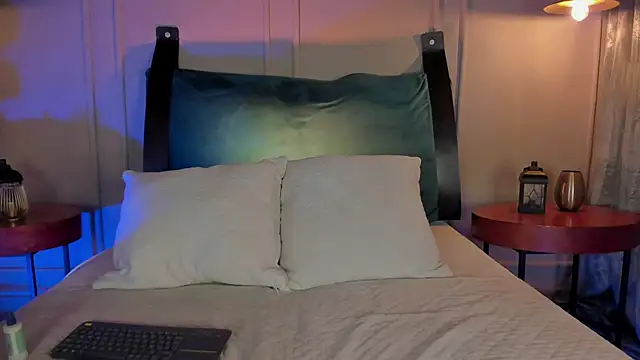 NaishaFord 1 online show from 10-21-25, 02:23