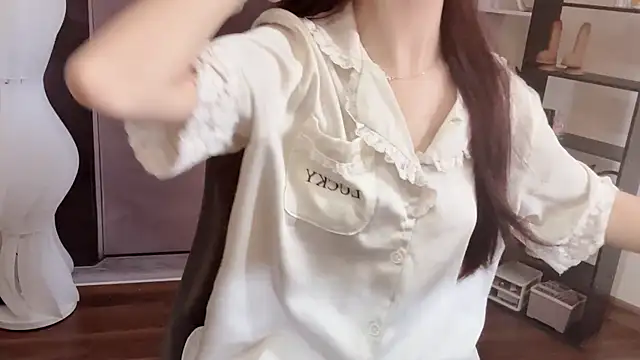 Snapshot of Shenlly chatting on 07-30-26, 01:15 Shenlly online show from 07-30-26, 01:15