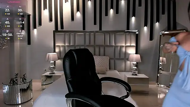 MiaLaurence online show from 06-22-26, 07:00