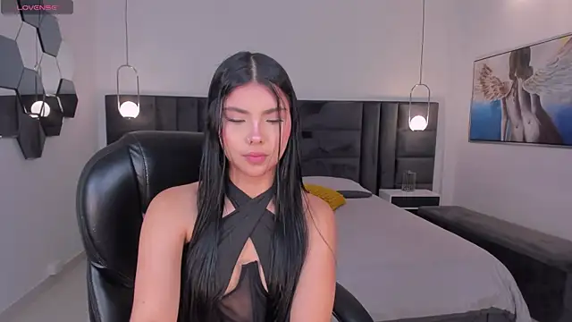 MiaLaurence online show from 06-25-26, 11:37