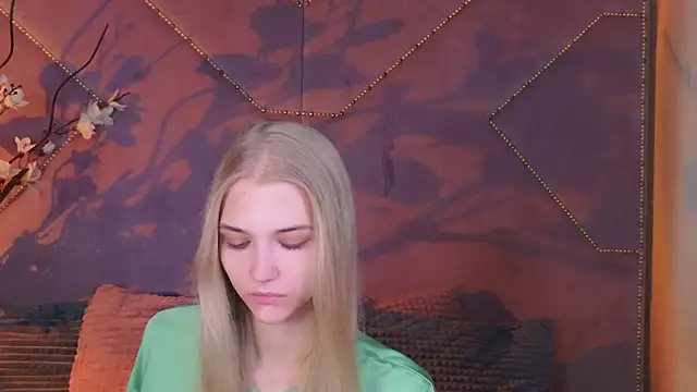 Snapshot of 4example_Chloe chatting on 10-08-25, 10:35 4example Chloe online show from 10-08-25, 10:35