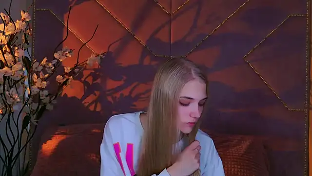 Snapshot of 4example_Chloe chatting on 10-10-25, 10:47 4example Chloe online show from 10-10-25, 10:47