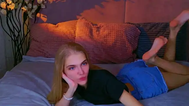 Snapshot of 4example_Chloe chatting on 10-15-25, 10:48 4example Chloe online show from 10-15-25, 10:48