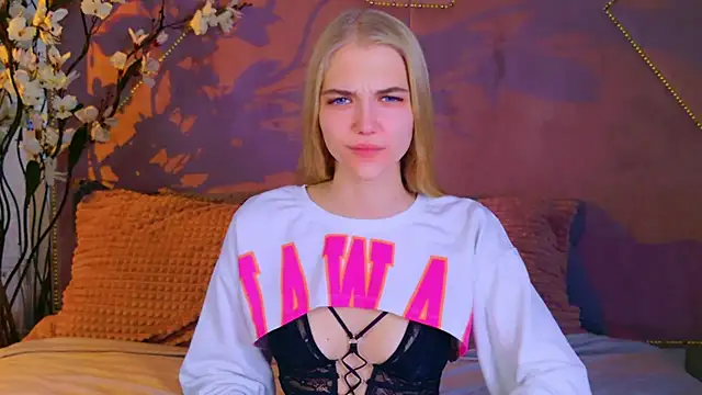 Snapshot of 4example_Chloe chatting on 10-20-25, 11:32 4example Chloe online show from 10-20-25, 11:32