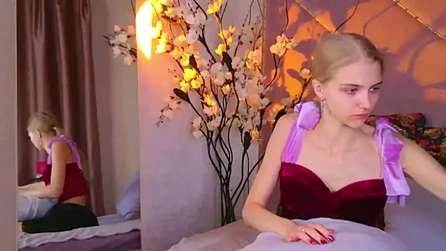 Snapshot of 4example_Chloe chatting on 10-29-25, 11:01 4example Chloe online show from 10-29-25, 11:01