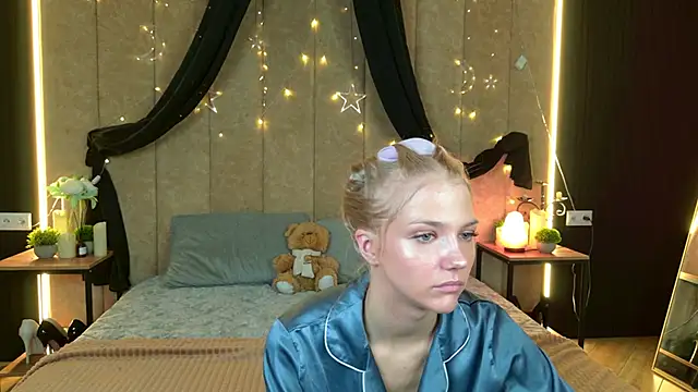 4example Chloe online show from 05-17-26, 05:27