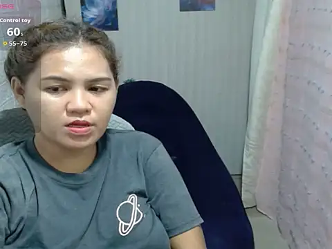 Snapshot of prettyxen14 chatting on 10-25-25, 04:42 prettyxen14 online show from 10-25-25, 04:42