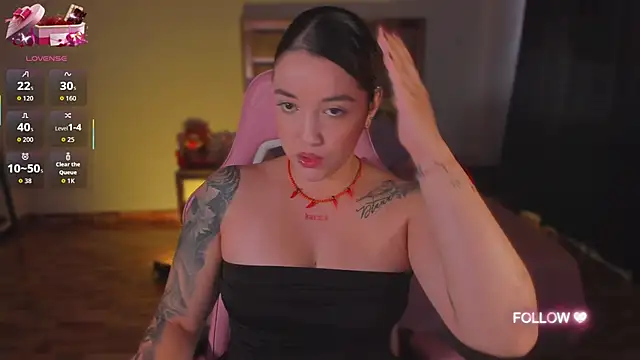 Snapshot of lunaarose chatting on 10-27-25, 04:11 lunaarose online show from 10-27-25, 04:11