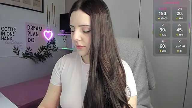 LiaWoow online show from 12-19-25, 07:37