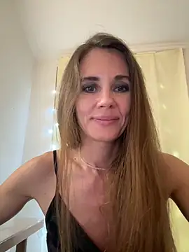 Snapshot of LucieMack chatting on 09-26-25, 08:35 LucieMack online show from 09-26-25, 08:35