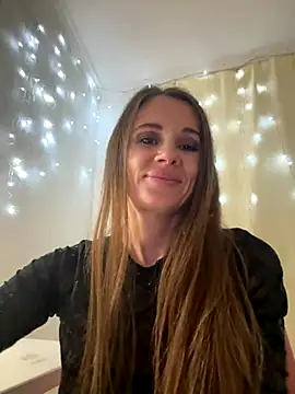 Snapshot of LucieMack chatting on 10-13-25, 08:20 LucieMack online show from 10-13-25, 08:20