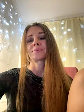 Snapshot of LucieMack chatting on 10-15-25, 06:30 LucieMack online show from 10-15-25, 06:30