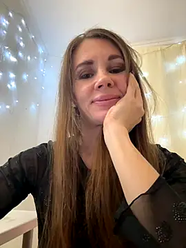 Snapshot of LucieMack chatting on 10-20-25, 08:20 LucieMack online show from 10-20-25, 08:20