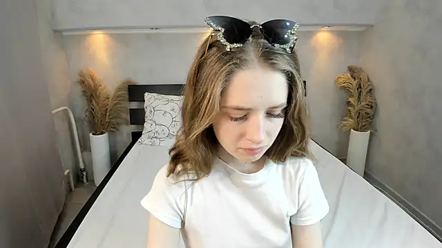 Camilla Kelly online show from 10-24-25, 01:24