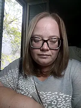 Snapshot of LillyWilly chatting on 10-06-25, 10:45 LillyWilly online show from 10-06-25, 10:45