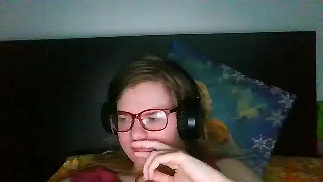 Snapshot of Moonolighta chatting on 09-22-25, 06:37 Moonolighta online show from 09-22-25, 06:37