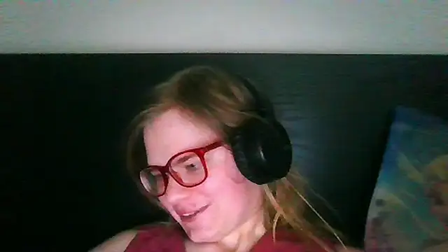 Snapshot of Moonolighta chatting on 09-25-25, 12:09 Moonolighta online show from 09-25-25, 12:09