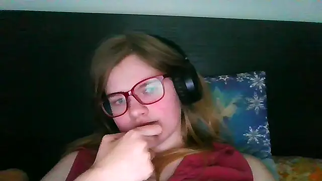 Snapshot of Moonolighta chatting on 10-08-25, 02:04 Moonolighta online show from 10-08-25, 02:04