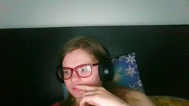 Snapshot of Moonolighta chatting on 10-26-25, 07:47 Moonolighta online show from 10-26-25, 07:47