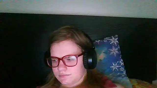 Snapshot of Moonolighta chatting on 10-27-25, 08:07 Moonolighta online show from 10-27-25, 08:07