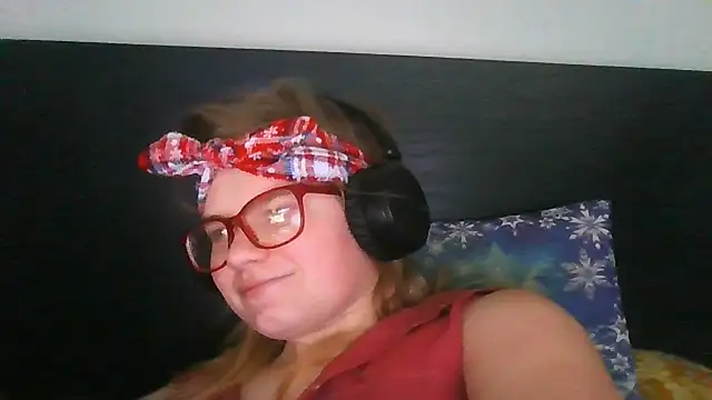 Snapshot of Moonolighta chatting on 10-28-25, 09:57 Moonolighta online show from 10-28-25, 09:57