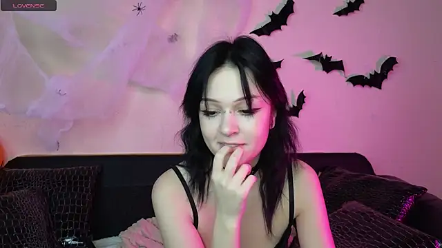 Snapshot of mimi_purrs chatting on 10-28-25, 04:49 mimi purrs online show from 10-28-25, 04:49