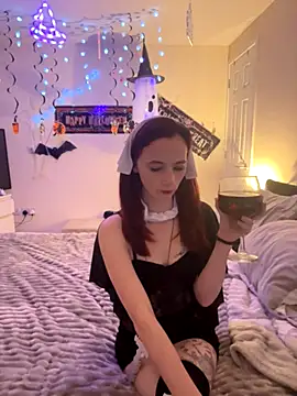 Snapshot of NaughtyLittleLouise chatting on 10-25-25, 10:04 NaughtyLittleLouise online show from 10-25-25, 10:04