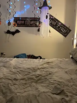 Snapshot of NaughtyLittleLouise chatting on 10-27-25, 10:36 NaughtyLittleLouise online show from 10-27-25, 10:36