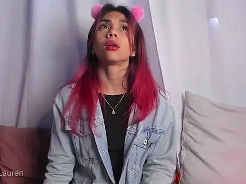 Snapshot of Laurenn_2 chatting on 10-14-25, 05:03 Laurenn 2 online show from 10-14-25, 05:03