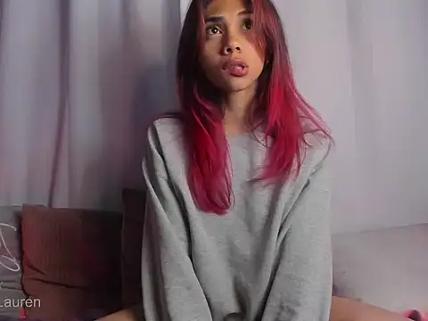 Snapshot of Laurenn_2 chatting on 10-15-25, 05:07 Laurenn 2 online show from 10-15-25, 05:07