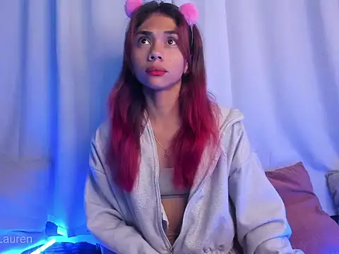 Snapshot of Laurenn_2 chatting on 10-21-25, 03:40 Laurenn 2 online show from 10-21-25, 03:40