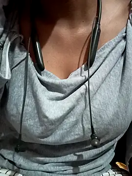 Snapshot of kaviyaponnu0987 chatting on 04-01-26, 09:01 kaviyaponnu0987 online show from 04-01-26, 09:01