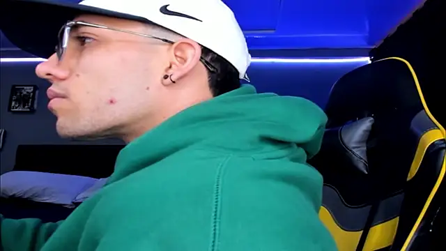 Snapshot of alexgiraldo__ chatting on 10-10-25, 12:26 alexgiraldo online show from 10-10-25, 12:26