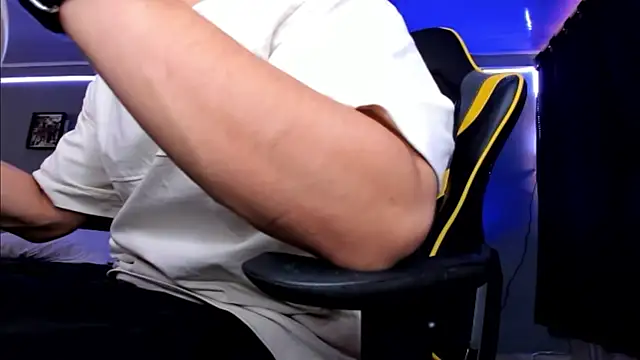 Snapshot of alexgiraldo__ chatting on 10-12-25, 05:34 alexgiraldo online show from 10-12-25, 05:34