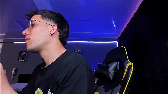 Snapshot of alexgiraldo__ chatting on 11-08-25, 12:16 alexgiraldo online show from 11-08-25, 12:16