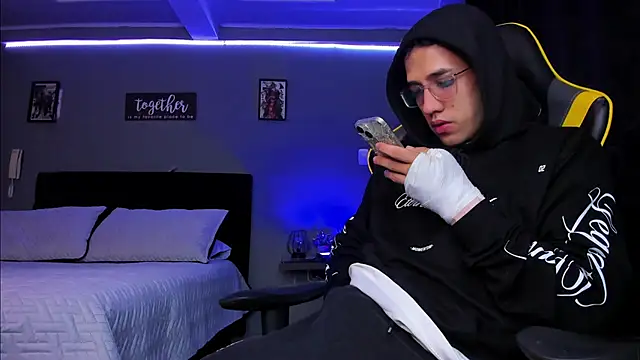 Snapshot of alexgiraldo__ chatting on 11-24-25, 07:19 alexgiraldo online show from 11-24-25, 07:19