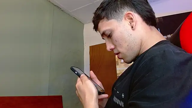 Snapshot of alexgiraldo__ chatting on 06-06-26, 12:27 alexgiraldo online show from 06-06-26, 12:27